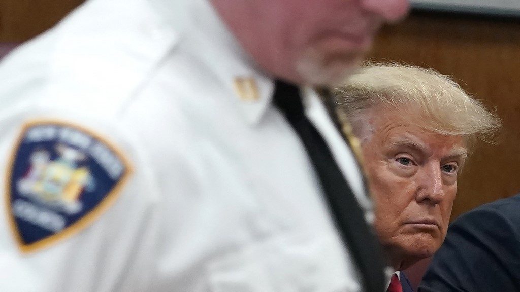 Trump é fichado em Nova York e alega ser inocente de mais de 30 acusações