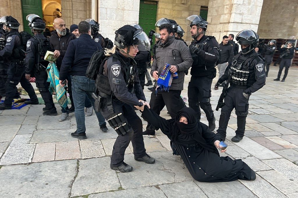 Confrontos na mesquita de Al-Aqsa em Jerusalém terminam com mais de 350 detidos