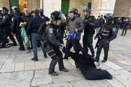 Confrontos na mesquita de Al-Aqsa em Jerusalém terminam com mais de 350 detidos