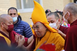 Dalai Lama pede desculpas a menino por pedir-lhe para chupar sua língua