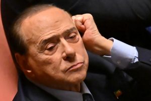 Saúde do ex-primeiro-ministro italiano Silvio Berlusconi melhora, afirmam os médicos