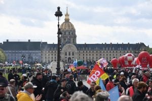 Franceses voltam às ruas para protestar contra reforma da Previdência; veja imagens