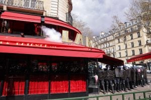 Protesto contra Reforma da Previdência na França tem até incêndio em cafeteria apreciada por Macron