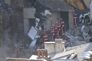 Dois mortos são retirados de escombros de imóvel que desabou em Marselha; 6 pessoas estão desaparecidas