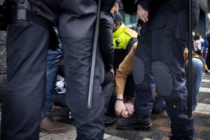 Dois manifestantes detidos durante visita de Macron à Universidade de Amsterdã