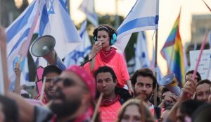 Manifestantes vão às ruas de Israel no 15º sábado de protestos contra reforma judicial