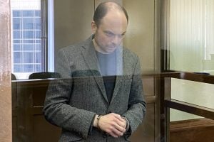 Tribunal condena opositor russo Vladimir Kara-Murza a 25 anos de prisão