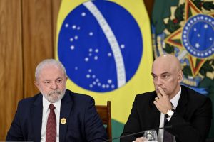 Regulação das redes deve impor retirada de conteúdo violento sobre escolas em até 1h, defende Moraes