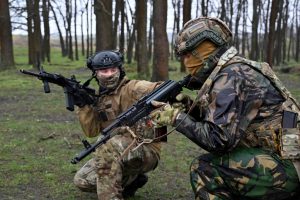 Gastos militares globais crescem pelo oitavo ano seguido