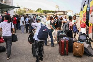 Sudão registra êxodo maciço de estrangeiros, enquanto combates não dão trégua