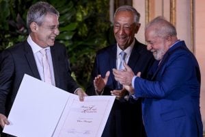 Lula critica Bolsonaro ao entregar prêmio Camões a Chico Buarque, em Portugal