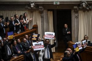 Protesto juvenil do Chega marca homenagem a Lula no 25 de abril