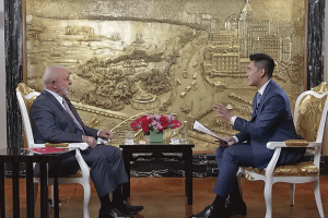 Chanceler chinês inicia viagem na Europa com Ucrânia como pano de fundo