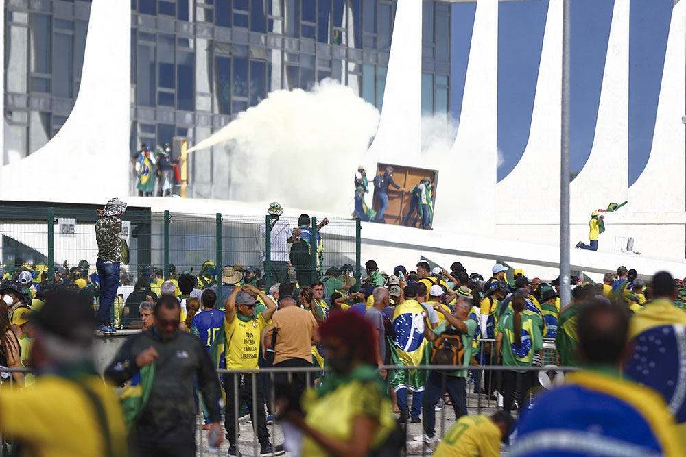 Justiça/ Terroristas no banco dos réus