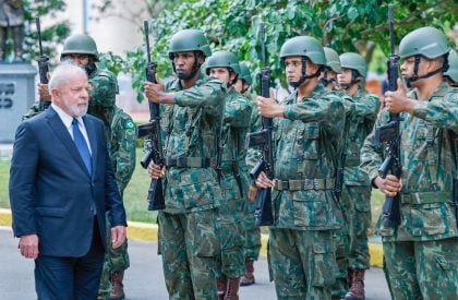 Lobby militar nos parlamentos fere democracia, alertam especialistas