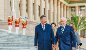 Lula é recebido por Xi Jinping ao som de música que marcou o prenúncio do fim da ditadura
