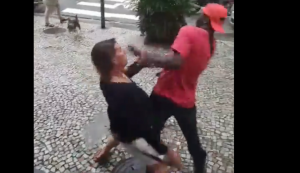 Mulher que agrediu e chicoteou entregador no Rio será investigada pela polícia