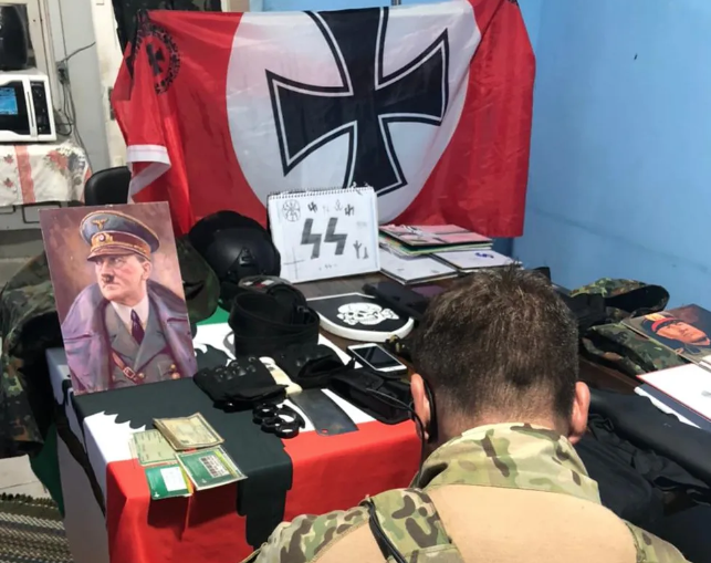 Adolescente é apreendido e pais são presos com materiais nazistas no RS