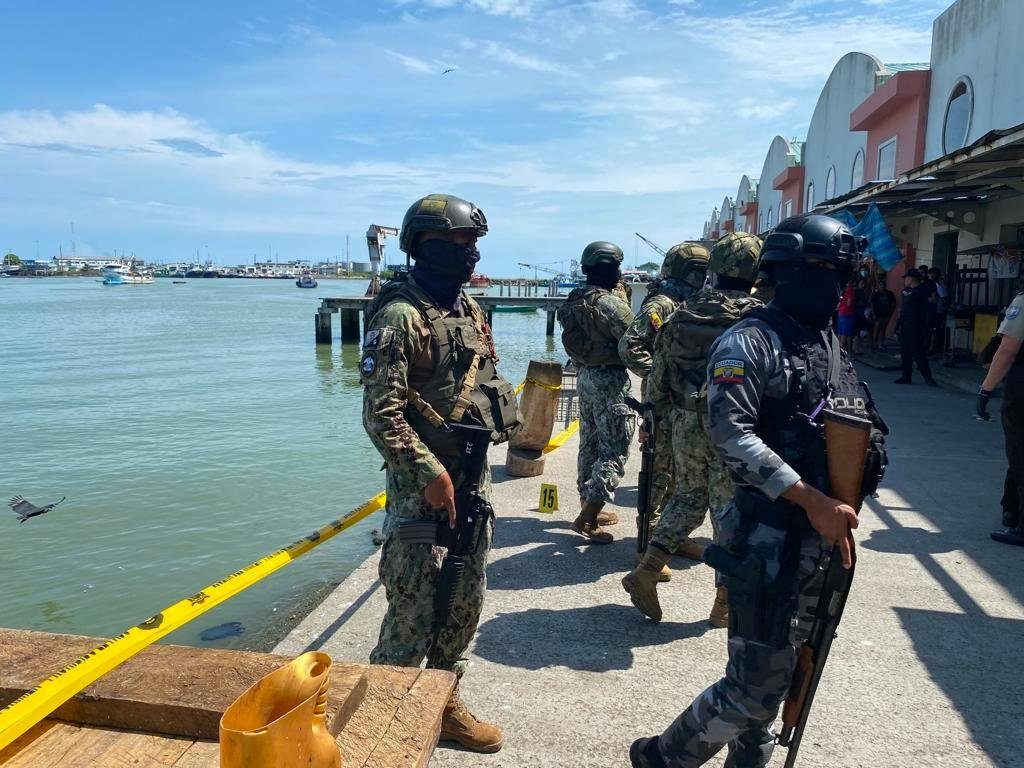 30 atiradores matam 9 pessoas no norte do Equador
