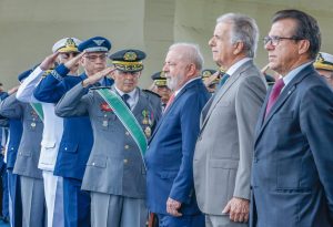 'Este não é mais o Exército de Bolsonaro, mas o Exército de Caxias', diz Lula