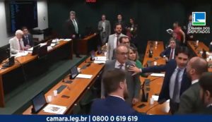 'Dar uma facada no seu bucho': Eduardo vai para cima de petista em sessão na Câmara