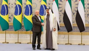 Após firmar acordos na China, Lula faz escala comercial nos Emirados Árabes Unidos