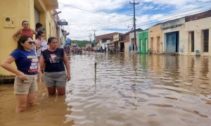 Rompimento de barragem provoca inundações e alagamento no Ceará