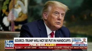 Fox News será julgada por difamação após apoiar alegação falsa de Trump na eleição