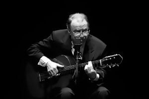 Álbum resgata show de João Gilberto com 36 canções e impecável performance