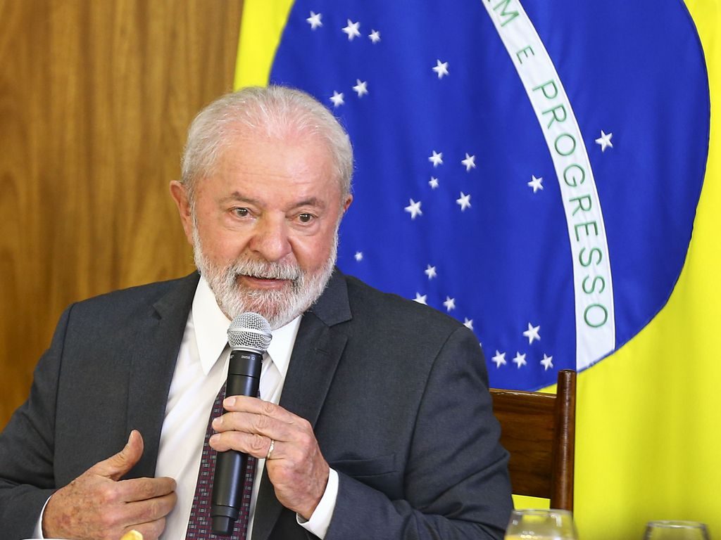 Lula decide ir à coroação de Charles III
