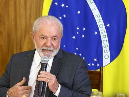 Lula decide ir à coroação de Charles III