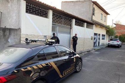 Policial que guardava armas para milicianos é alvo de operação da PF no Rio
