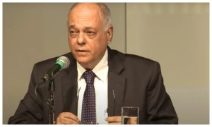 Escritor e filólogo Ricardo Cavaliere é eleito novo imortal da ABL
