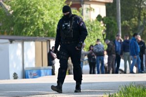 Em luto nacional por ataque em escola, Sérvia tem novo tiroteio com 8 mortos