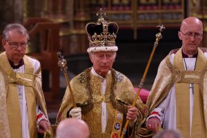 Charles III é coroado rei em cerimônia histórica em Londres