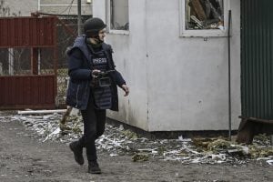 Jornalista da AFP morre em disparo de foguetes no leste da Ucrânia