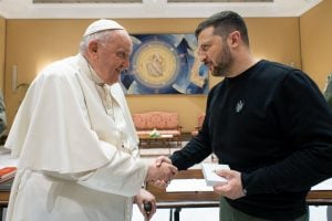 'Com todo o respeito, não precisamos de mediadores', diz Zelensky após reunião com o Papa