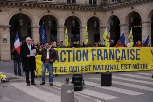 Extrema-direita monarquista se mobiliza em Paris após aprovação judicial