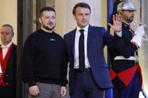 Zelensky se reúne com Macron na França após ser condecorado pela União Europeia