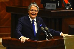 Presidente do Equador dissolve parlamento e convoca novas eleições