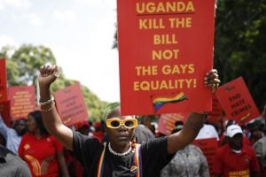 Presidente de Uganda insiste em lei anti-LGBT que prevê pena de morte por 'agravante homossexual'