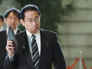 Premiê japonês destitui filho secretário por festa na residência oficial