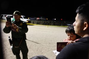 EUA avisam que continuarão a expulsar migrantes ilegais quando expirar o Título 42