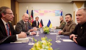 Zelensky se reúne com líderes do G7, que apelam à China para ‘pressionar’ a Rússia