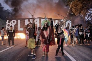 PM usa bombas de gás e balas de borrachas contra indígenas Guarani que protestam em rodovia de SP