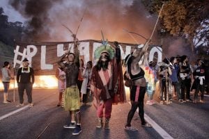 Indígenas bloqueiam rodovia dos Bandeirantes (SP) contra o PL do marco temporal