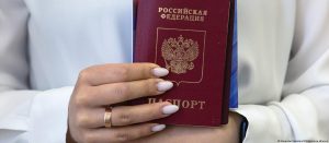 Como Moscou tenta impor a cidadania russa aos ucranianos