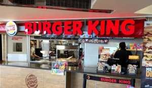 Funcionário do Burger King urina na roupa após ser proibido de ir ao banheiro durante expediente
