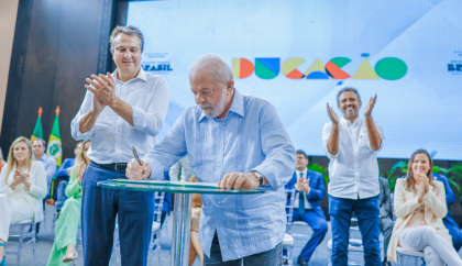 Fizemos mais pela educação em 4 meses do que nos últimos 4 anos, diz Lula