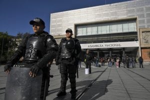 Militares e policiais cercam o Congresso do Equador após decisão de Lasso; veja imagens